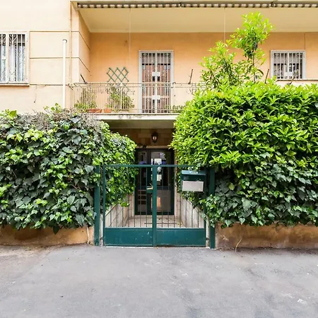 Lovely 3 Close Trastevere Station Apartment