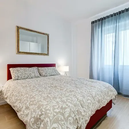 Lovely 3 Close Trastevere Station Apartment