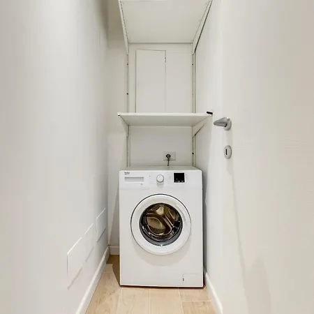 Lovely 3 Close Trastevere Station Apartment Rom